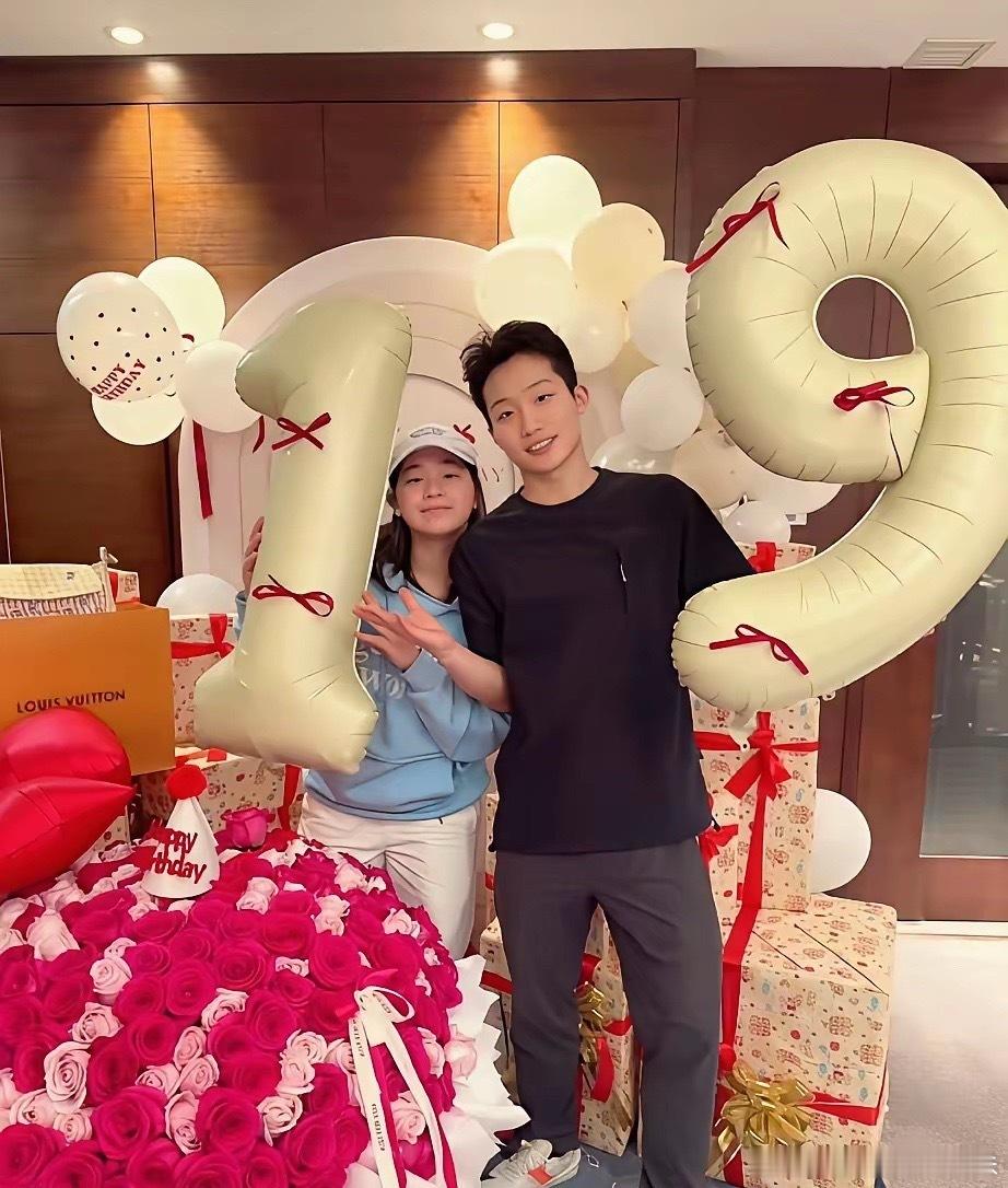 拿奥运金牌换的底气，全红婵凭啥要被路人指指点点身材？19岁生日全队团宠才是最好证