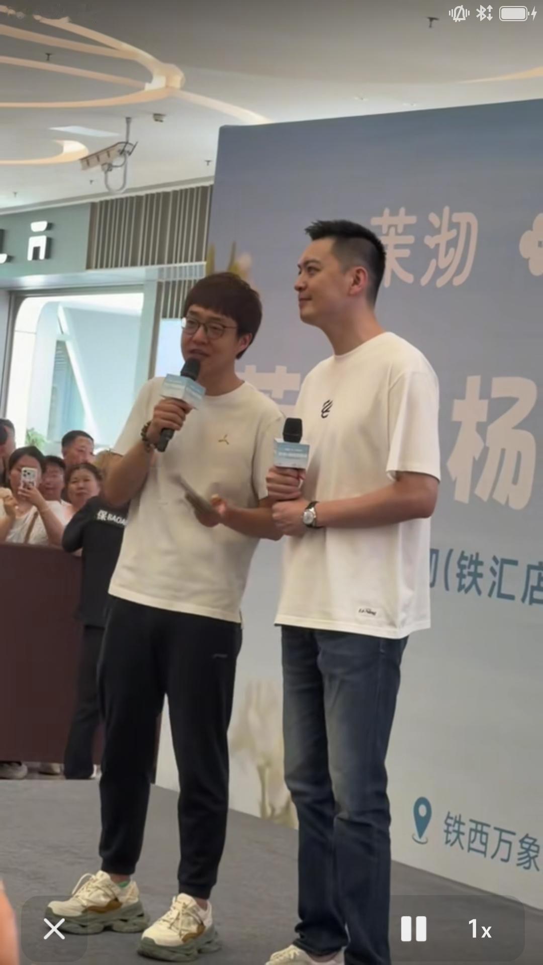 【辽篮MC梁家硕 更新作品，分享与前辽篮主教练杨鸣共同出席活动时的照片。梁家硕说