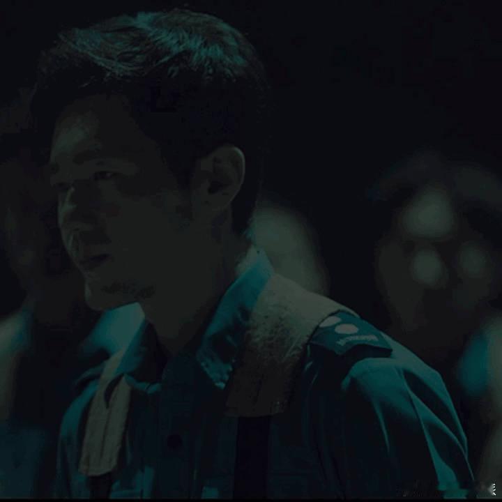 #白宇焚城哭戏# 《焚城》中白宇的表演打动人心。消防员的勇敢无畏，他的敬业认真。