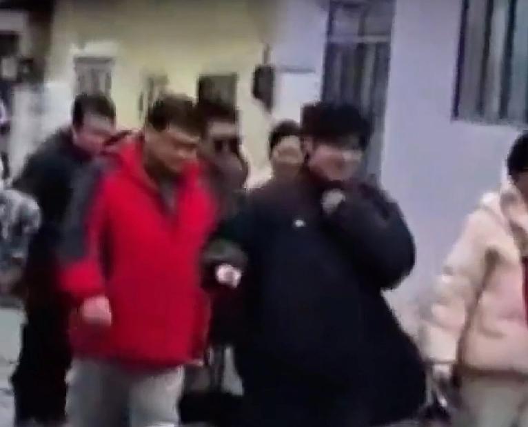 刚看到，热泪盈眶，善良大义的伊朗人民！愿人间再无战争！愿世界和平！伊朗人民拼命护