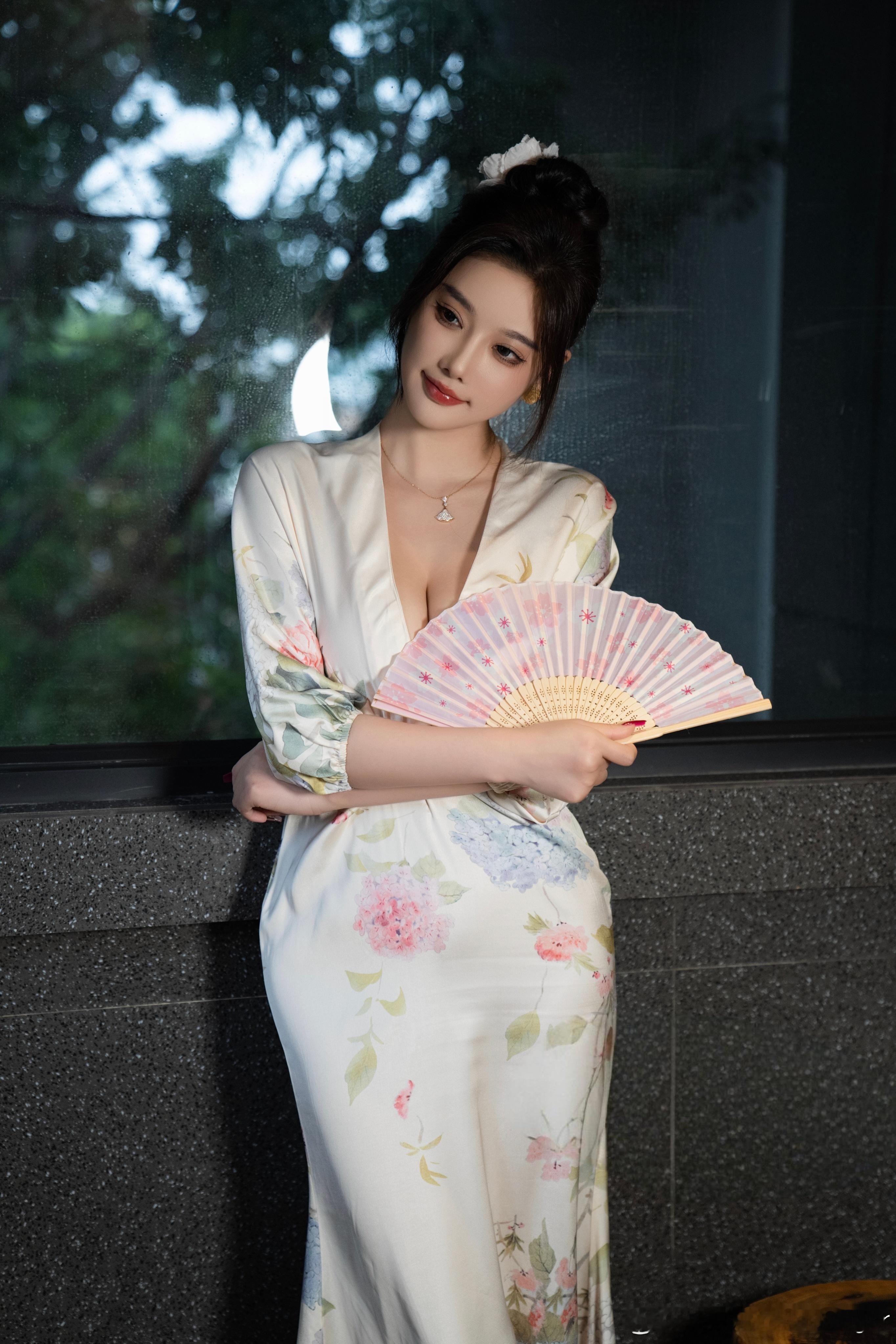 木窗藏着窗外清荫花裙轻曳携半扇温柔不必浓烈也足够动人一颦一笑皆是诗意新中式写真 