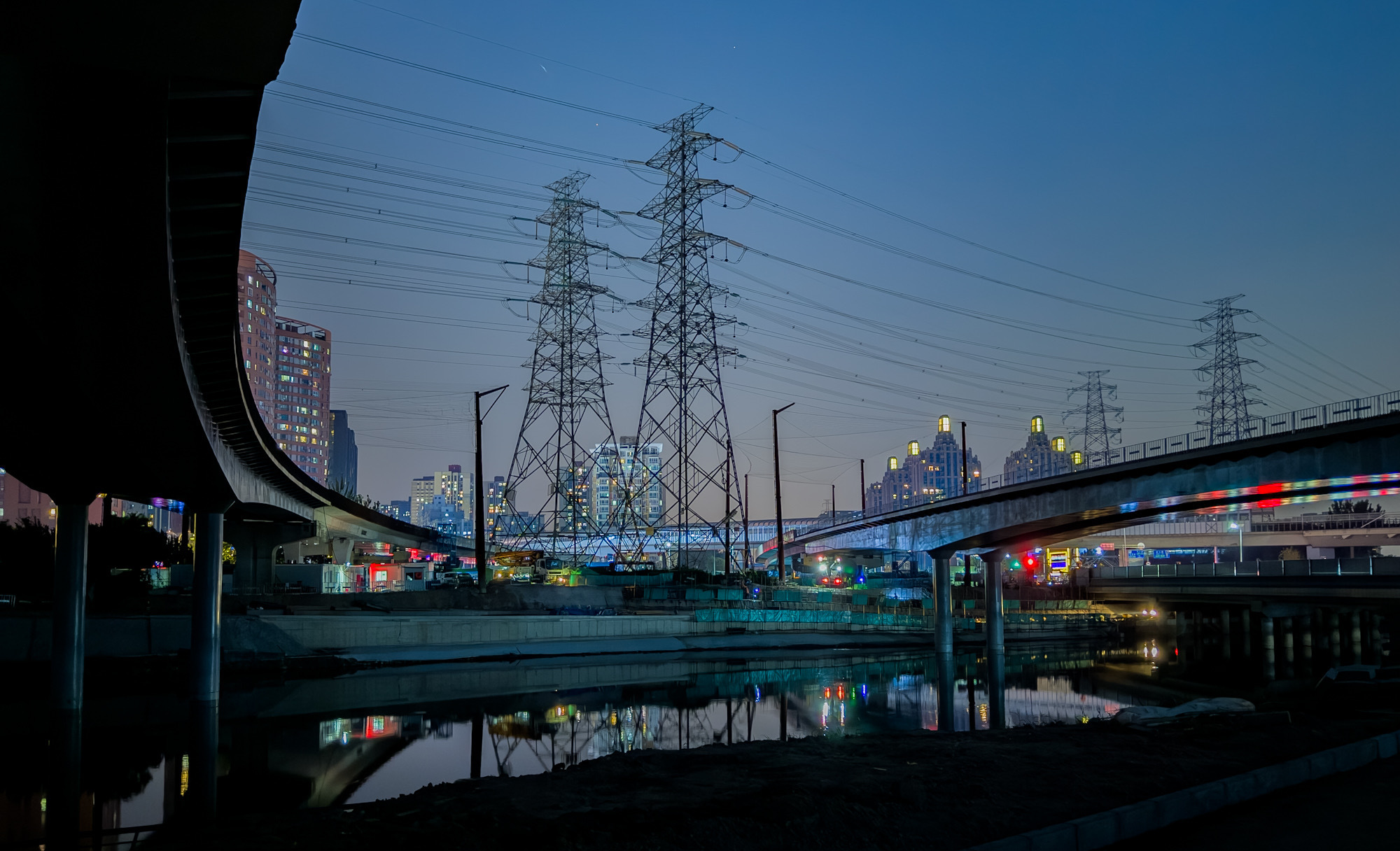 虽然手机夜景模式涂抹痕迹重，但是同样的夜晚环境，要是拿个相机，按照我扣扣搜搜的习