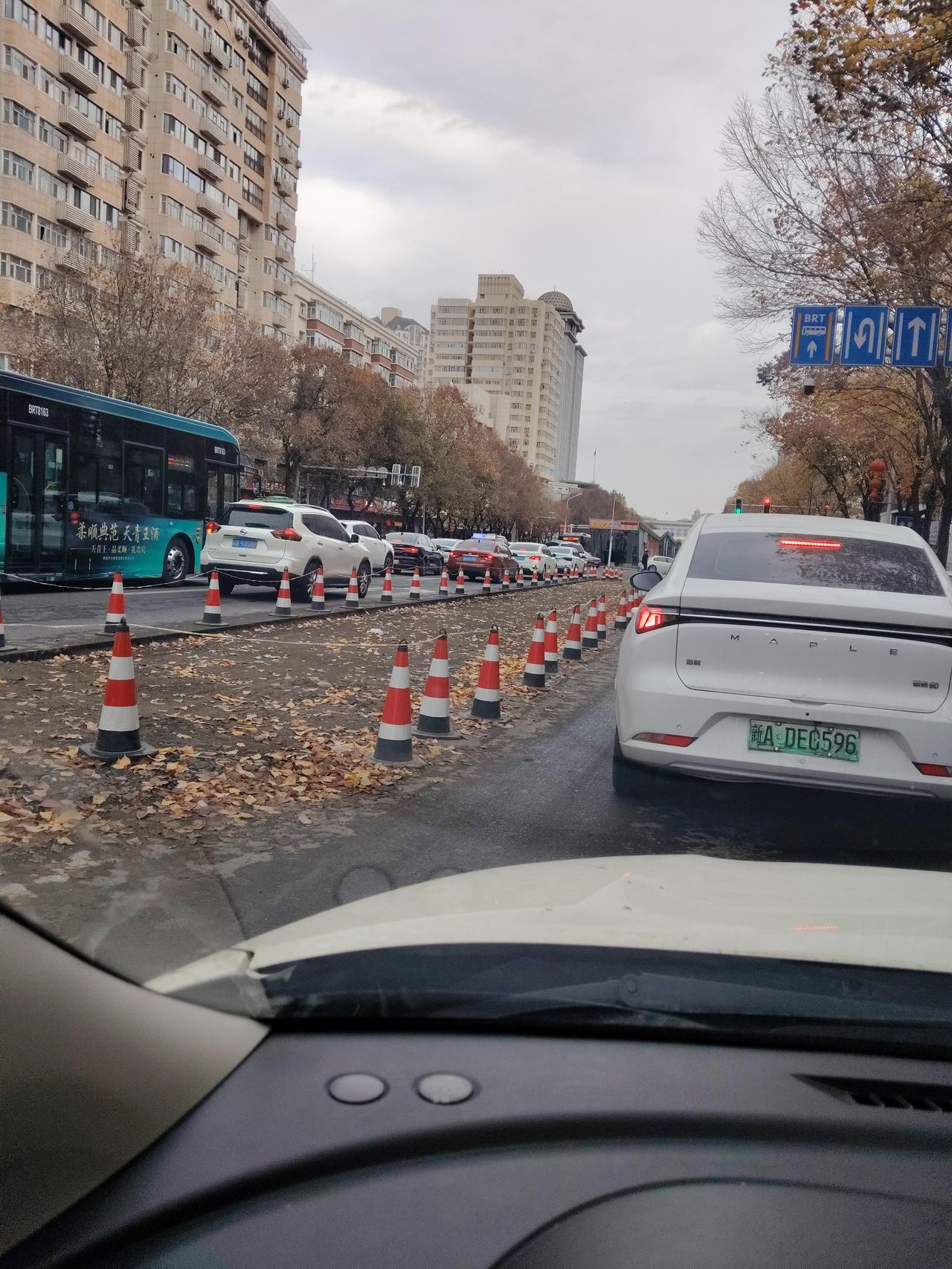 乌鲁木齐长江路到扬子江路，埋地下管线，施工时间能不能规划更合理一点？
 
经常跑