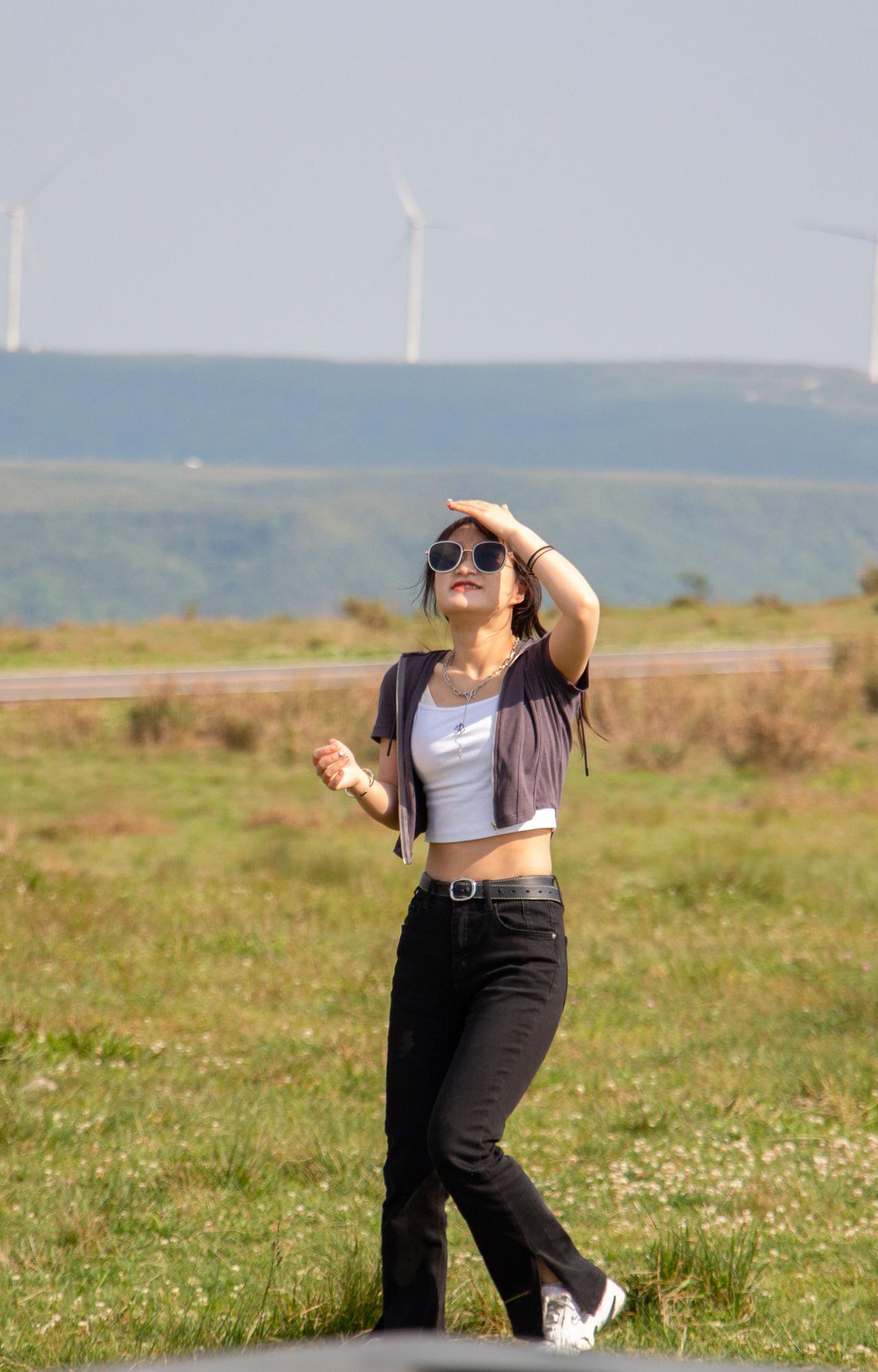 组图｜把烦恼丢进风里
墨镜一戴，谁都不爱。
在山野里撒野，在风里做自己。
不用迎