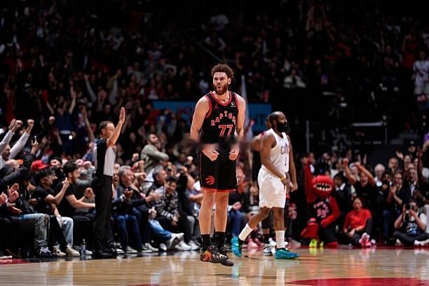 猛龙侧翼投手贾米森-巴特尔大五赛季在NCAA赛场上在俄亥俄州立大学打球时的三分命