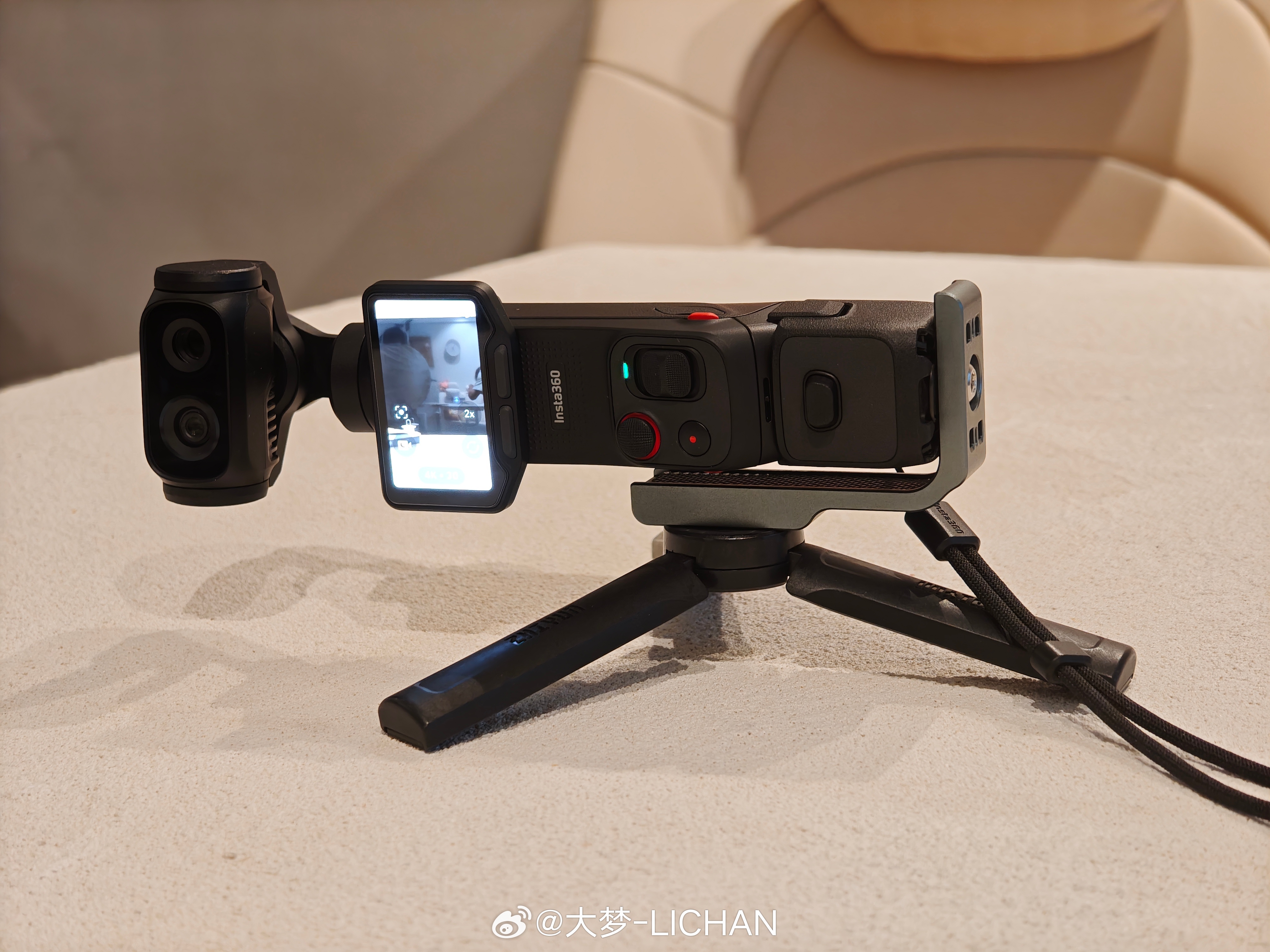 摄影小天才继续发光发热这次影石的luna支持竖屏UI，可以方便你拍竖屏的4K，但
