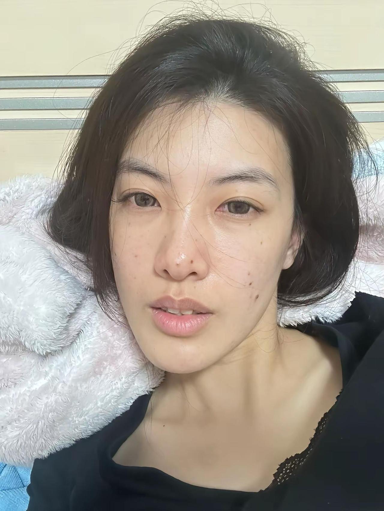 如果有人在我素颜没有整整齐齐的牙没遮的痘印肿肿的眼睛 穿的很随意的时候喜欢说我 