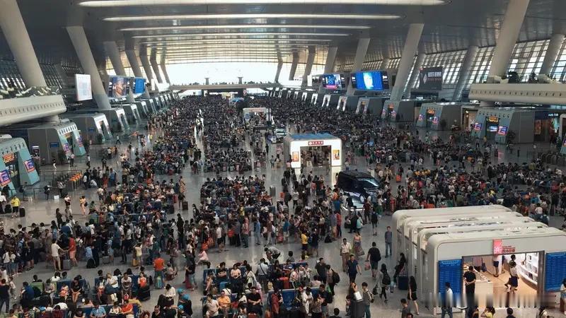 标题：国庆中秋“双节”亮眼“成绩单”：24亿人次出行，消费市场热力十足
内容：