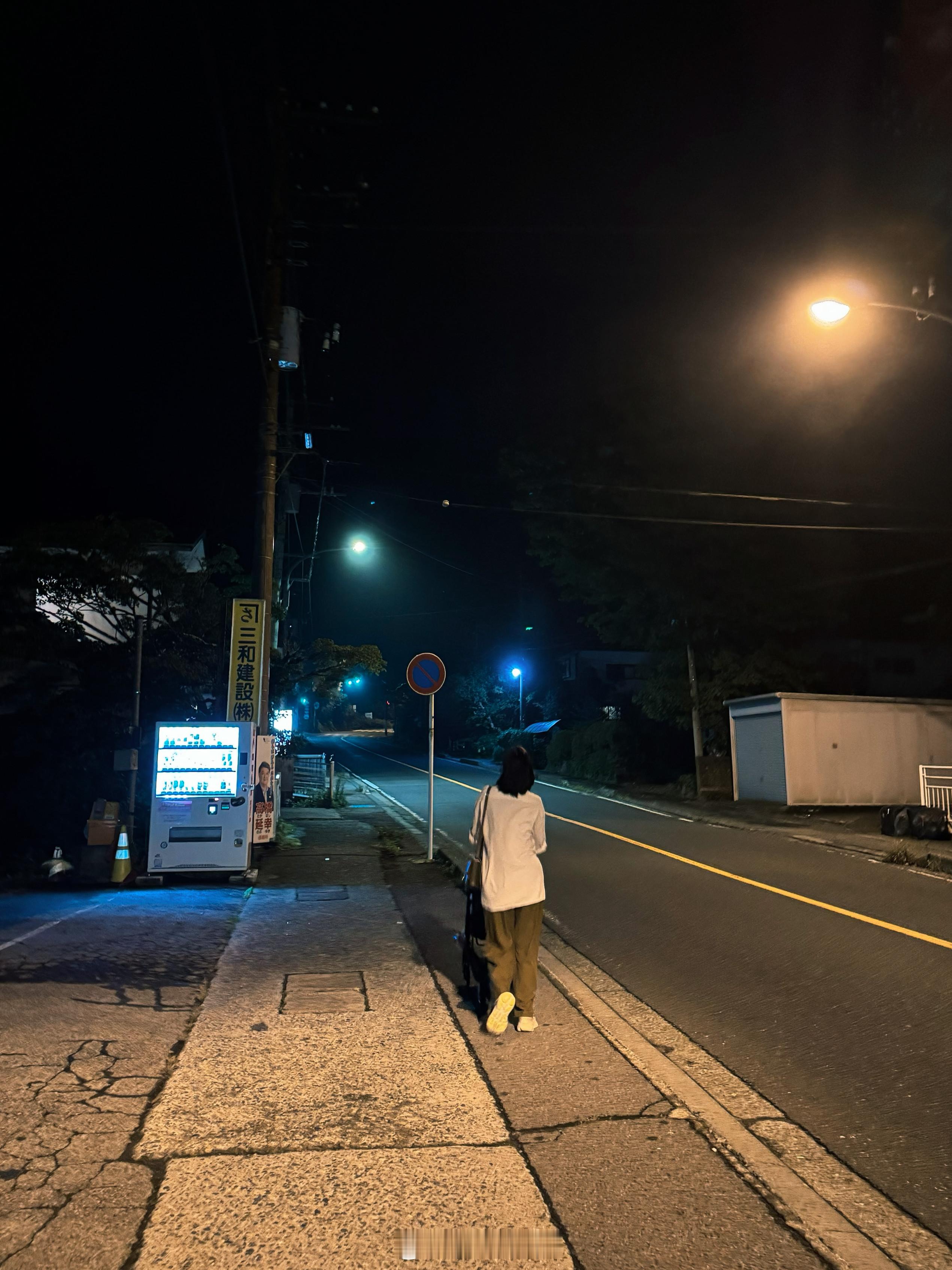 日本除了几个大都市的核心圈以外，很多偏一点的地方基本没啥夜生活的，晚上八点一堆店