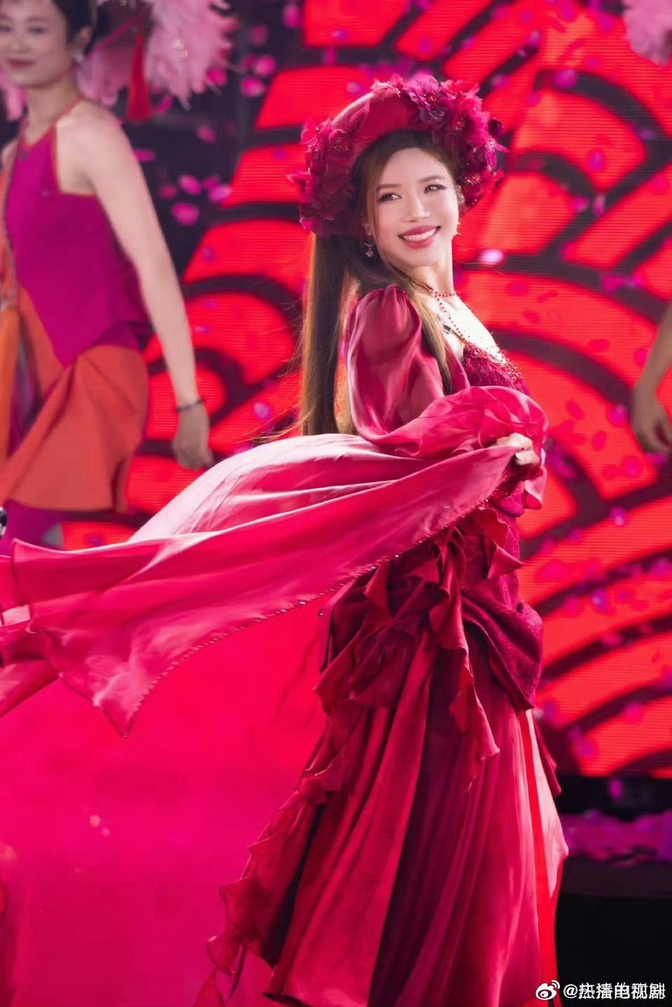 庄法不愧是越南版浪姐冠军🎤越南版浪姐冠军庄法空降乘风2026初舞台!《MOON