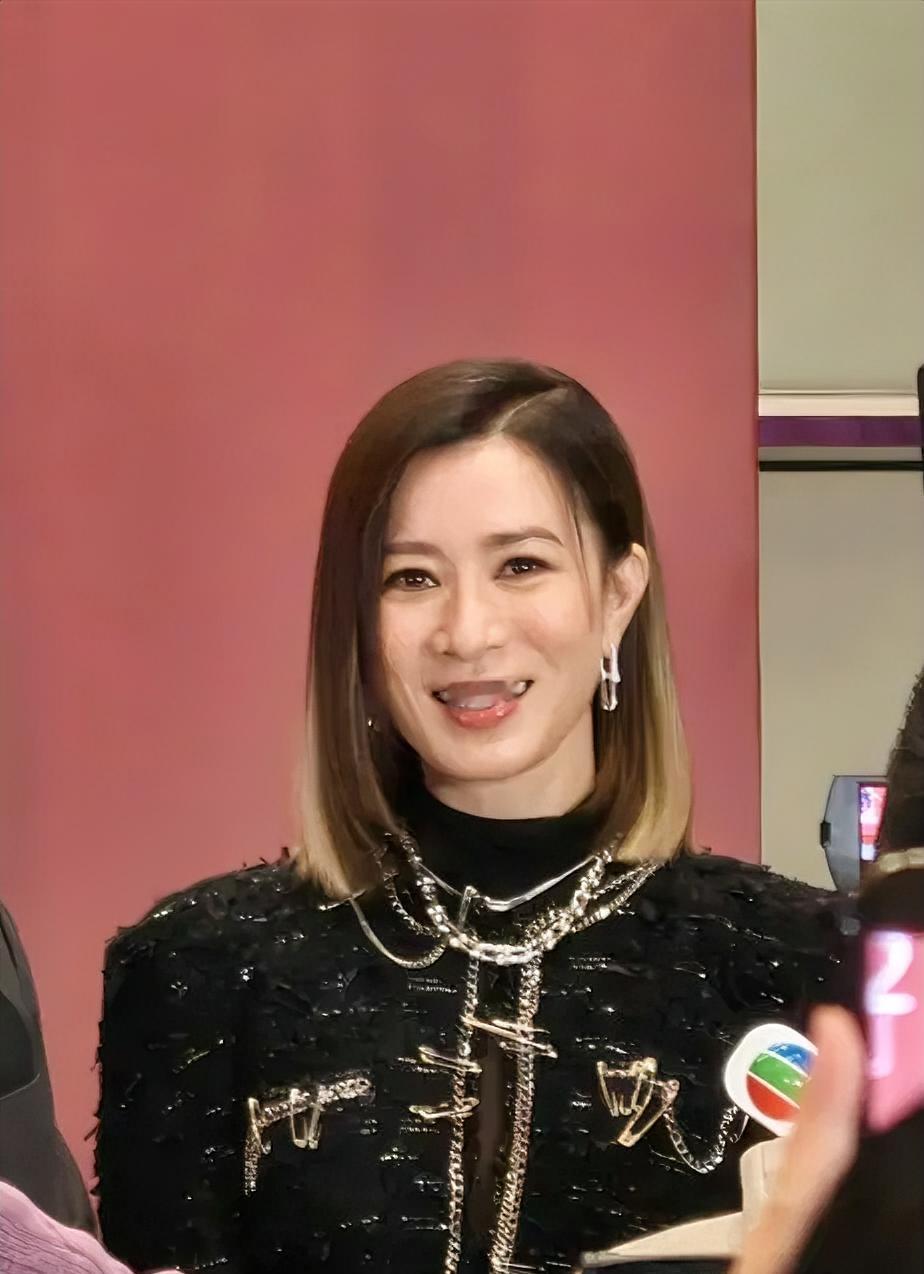 身家2亿，立好遗嘱，佘诗曼的人生下半场，彻底撕掉了“婚育”这张遮羞布。
看着闺蜜