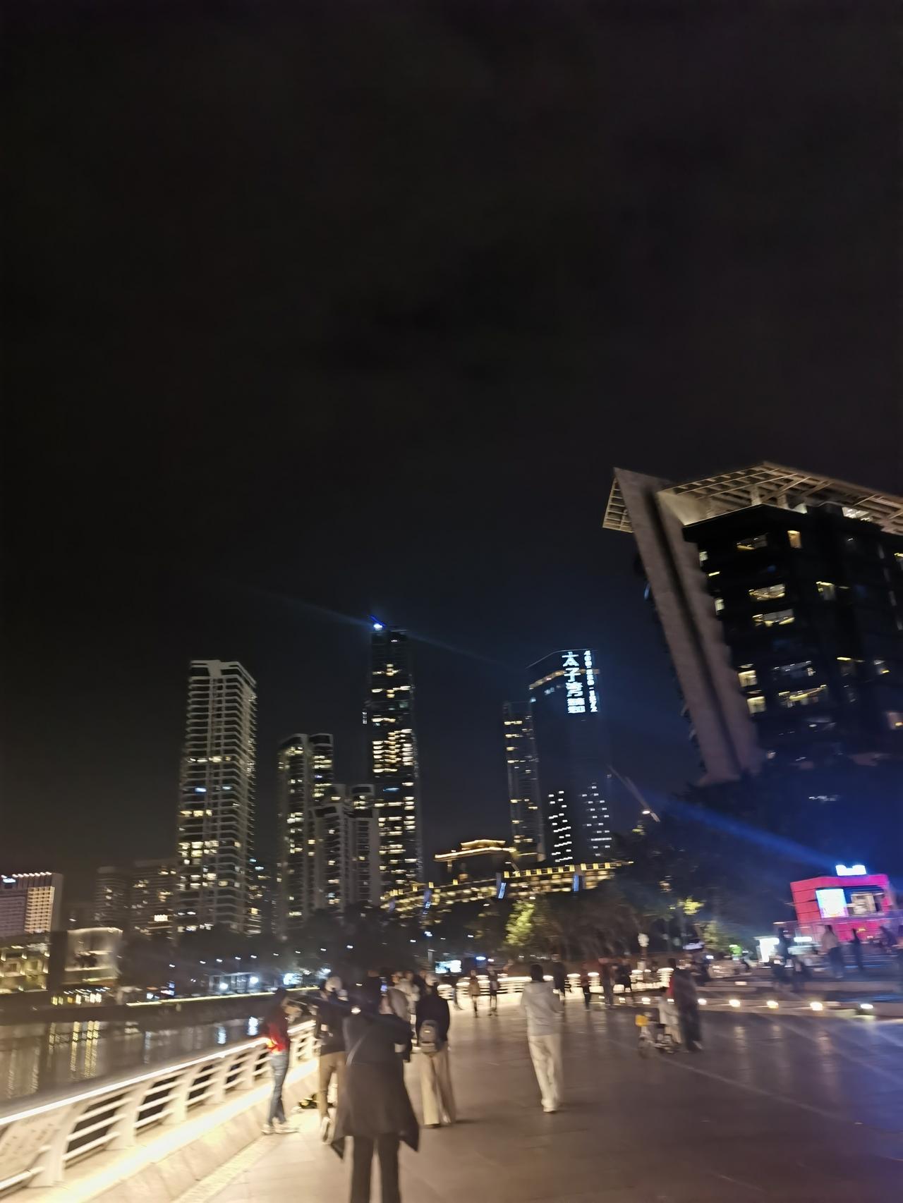 什么样的人才是有价值的人呢？我觉得不是腰缠万贯的富豪，也不是声名远扬的明星。
有