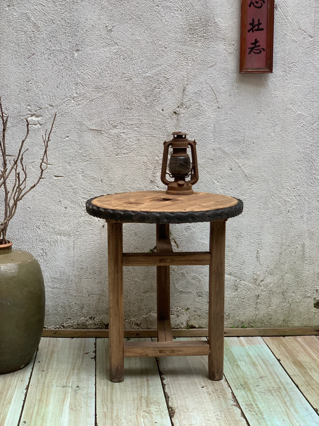 原木小圆桌；民宿茶室书房等极简侘寂家具。
