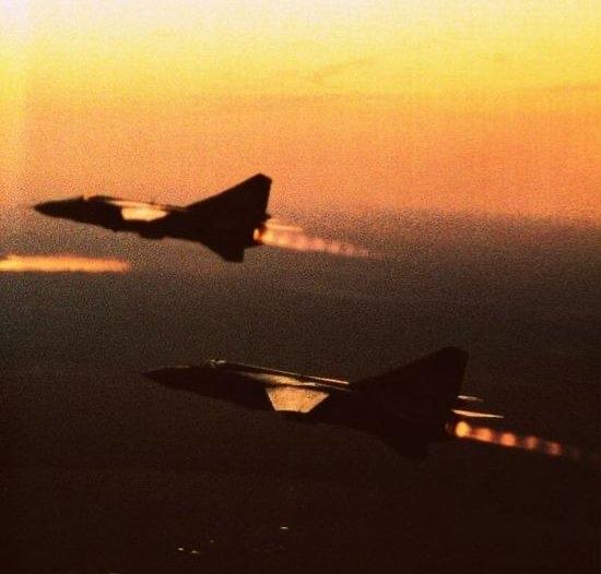 MiG-23双机加力飞行