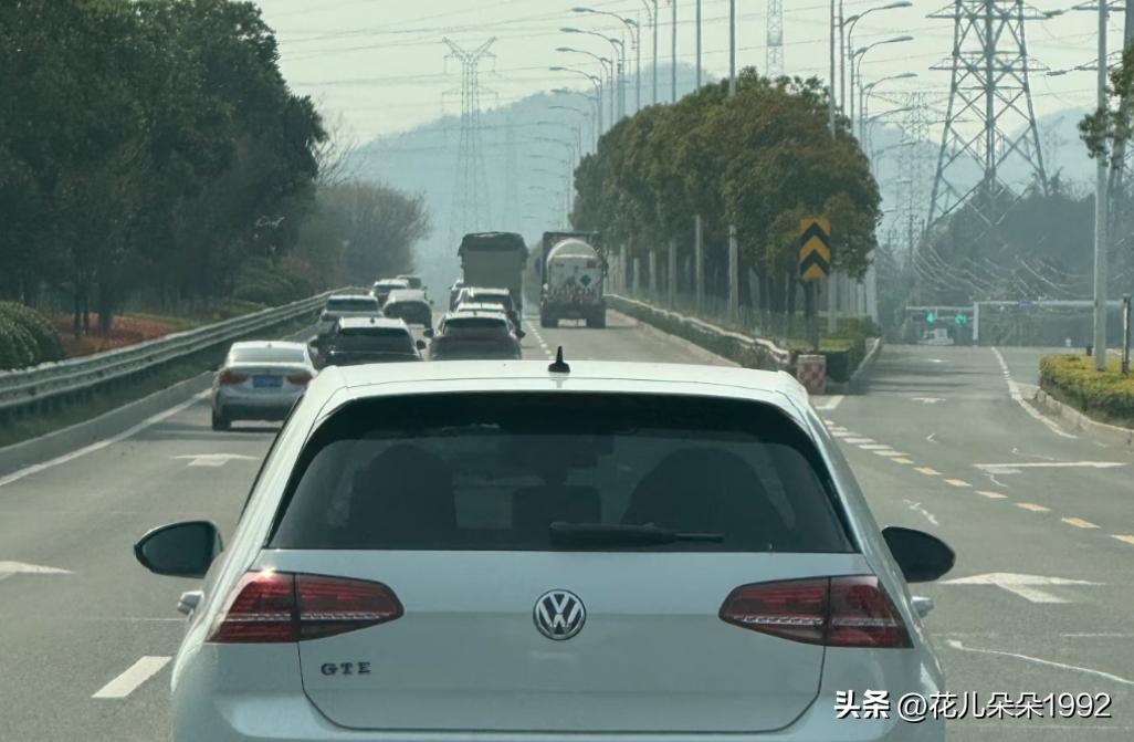 高速隧道禁止变道，贵州这几个隧道都是限100的速度，不是四川这边80的限速。
 