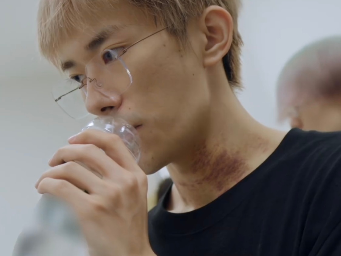 这么重的痕迹你盖了多少层遮瑕粉底啊 ​​​