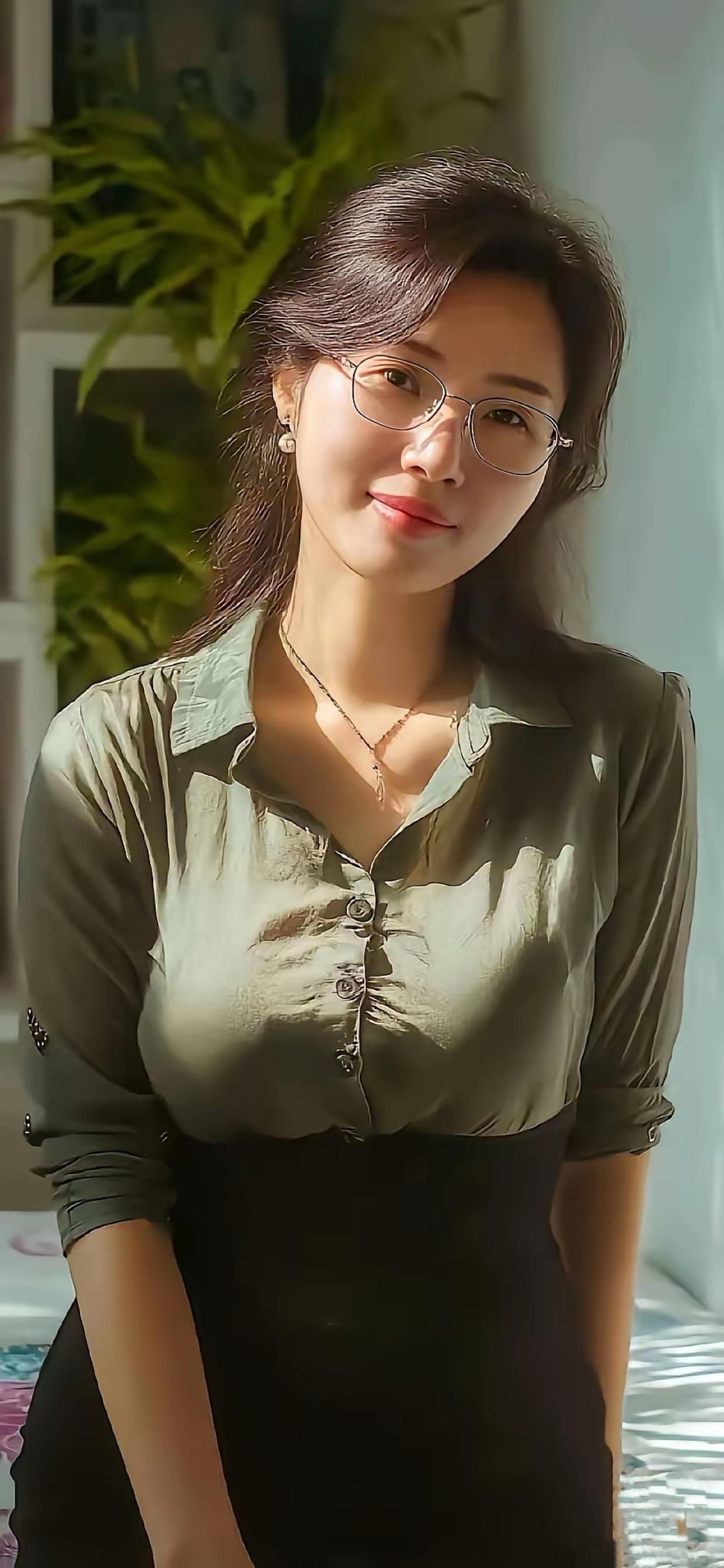 有生（现代诗）
 
我不会活得虚妄。有生就是从烟火
走向清欢，走向人间最软的那部