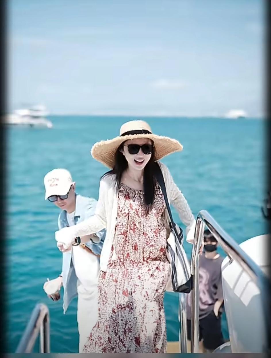 45岁的董璇苦尽甘来，如今事业家庭双丰收，拥有可爱女儿小酒窝和贴心老公张维伊，与