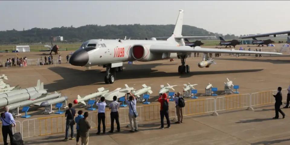 目前，我们的武器最大的短板就是轰炸机。我们国家只有一款战略轰炸机，就是轰6k。