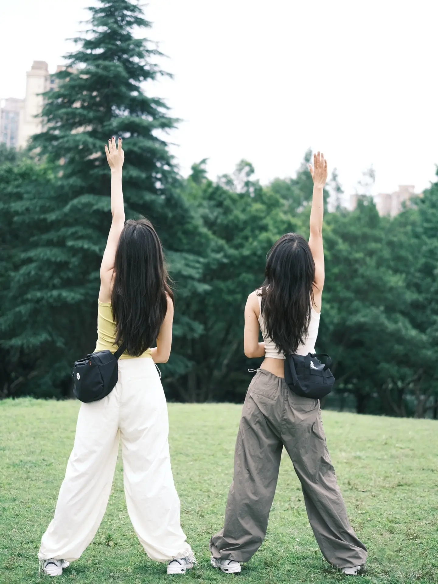 下次跟闺蜜见面就这么拍📷。闺蜜拍照姿势合集