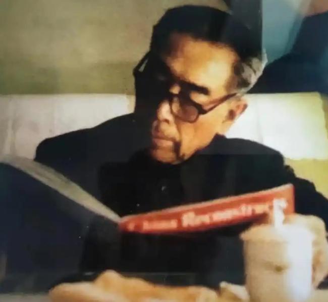 1950年，57岁的吴石将军被押往台北马场町刑场，他步履坚定，一只失明的眼睛还裹