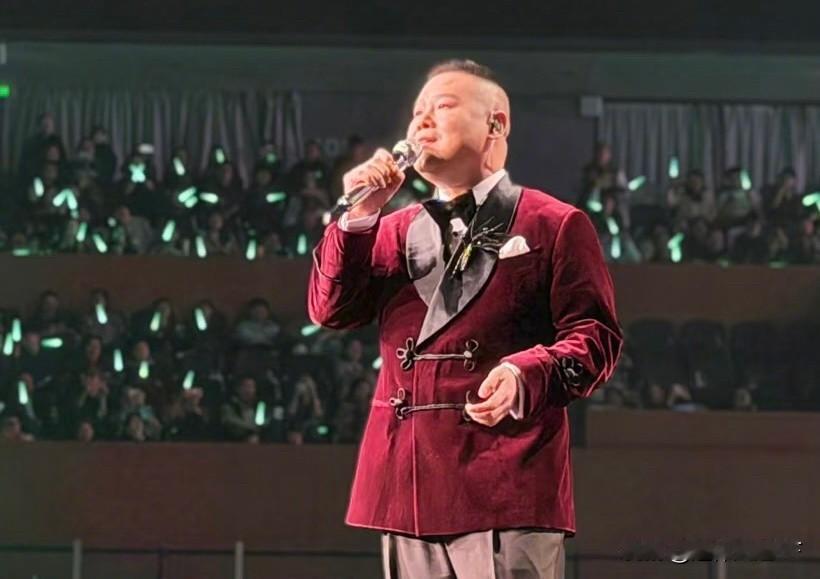 岳云鹏标志性的“贱萌”笑容一露，全场便沸腾了，所以看岳云鹏现场演出就是最好的解压