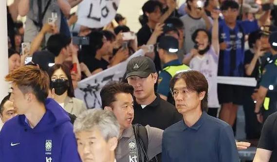 世界杯韩国出局 洪明甫等人凌晨回国 逾200球迷嘘声迎接
韩国足球，曾经是亚洲足
