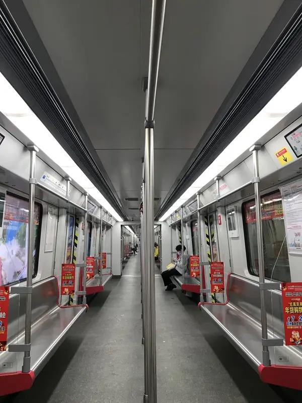 4月30日，多名广州网友发视频称：广州地铁一男子向乘客喷辣椒水 车内乘客纷纷逃散