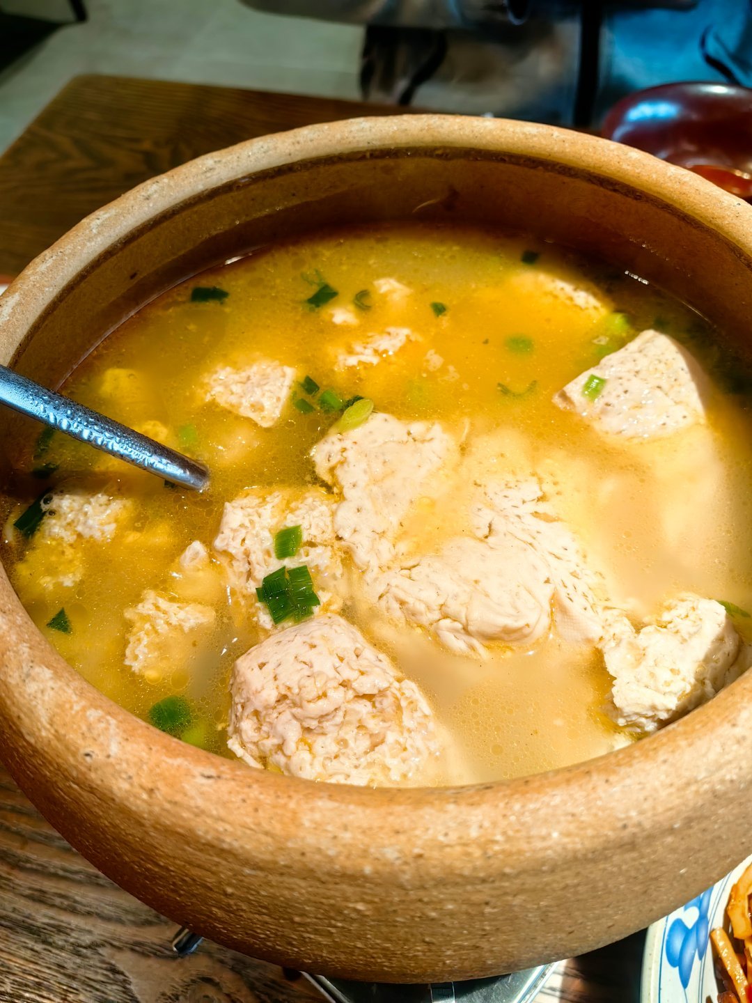 *在路上*徽州虾干火腿老豆腐+笋干炒肉，咸鲜下饭。嗯，米饭也好吃...安徽黄山市