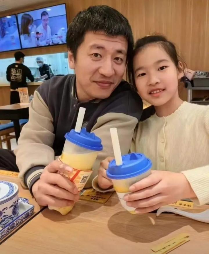 张雪峰的女儿张姩菡，2015年出生，如今11岁，性格开朗大方，十分讨喜。
 
张