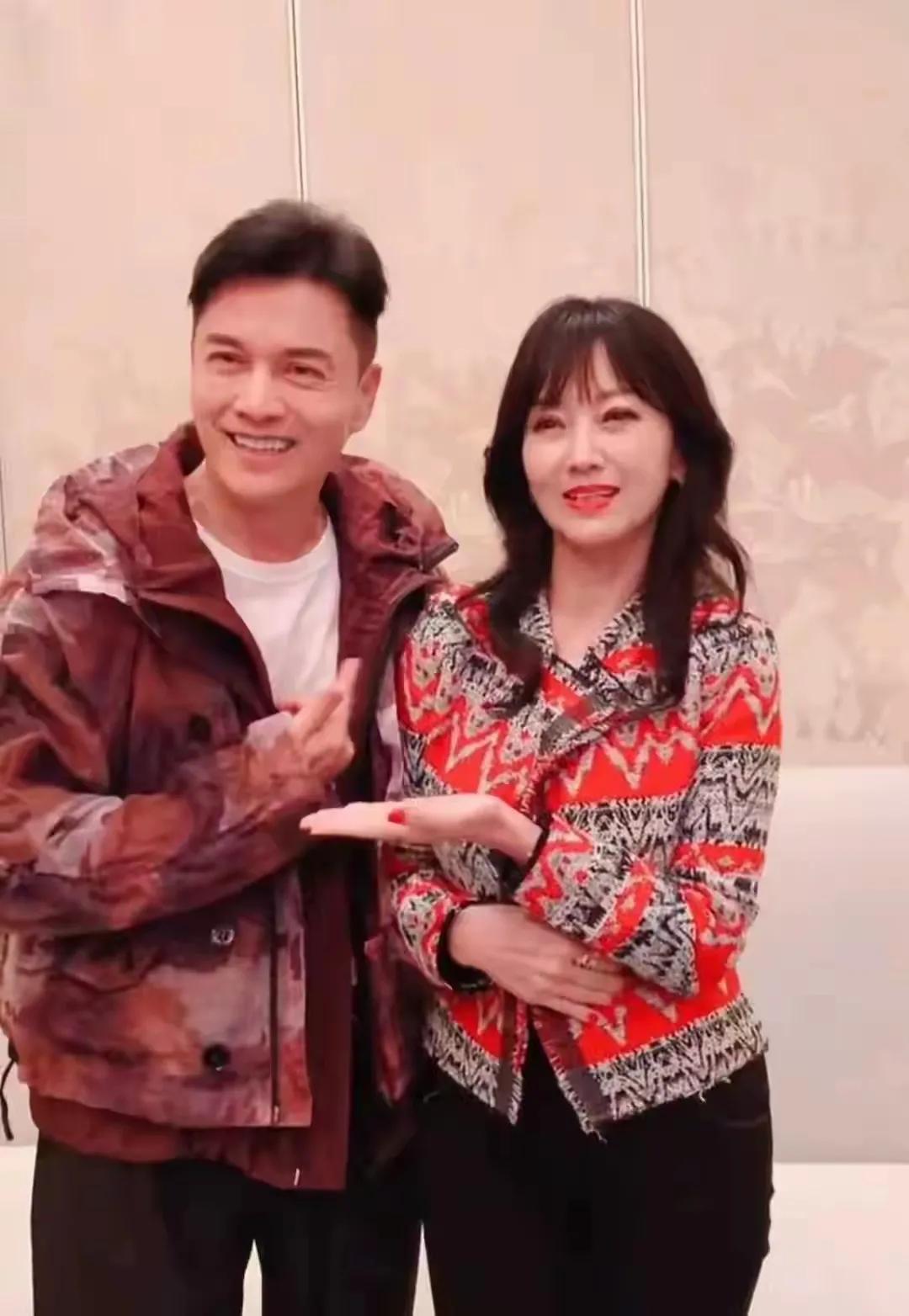 “丁力”和“程程”又相聚了，大家看看跟当年《上海滩》中的丁力和冯程程还有多大变化