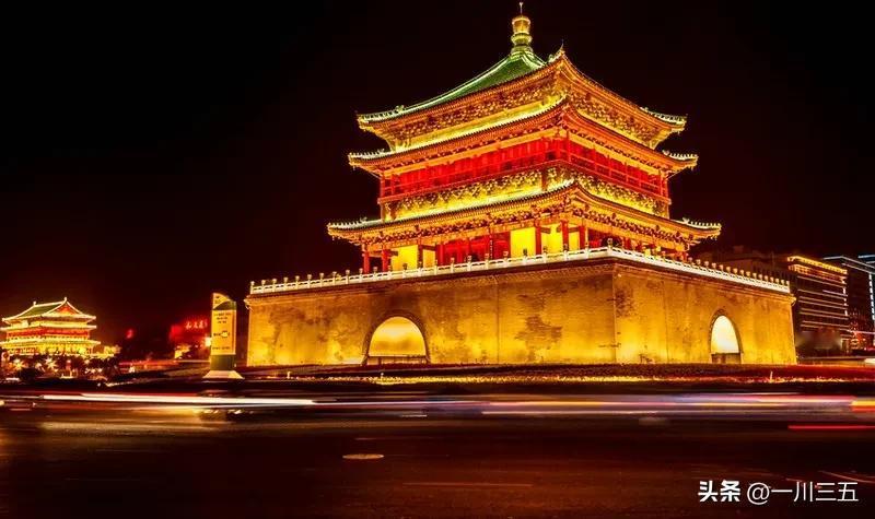 #西安钟鼓楼广场# 西安钟楼交汇于西安东西南北大街的中心位置，是古老建筑中的时光