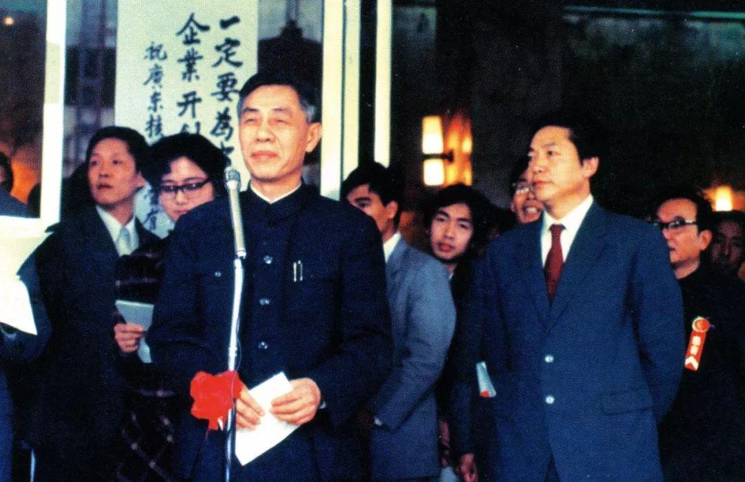 他曾担任广东省委书记，被调任湖北省委书记时，却被年轻人代替。
 
这位经历特殊人