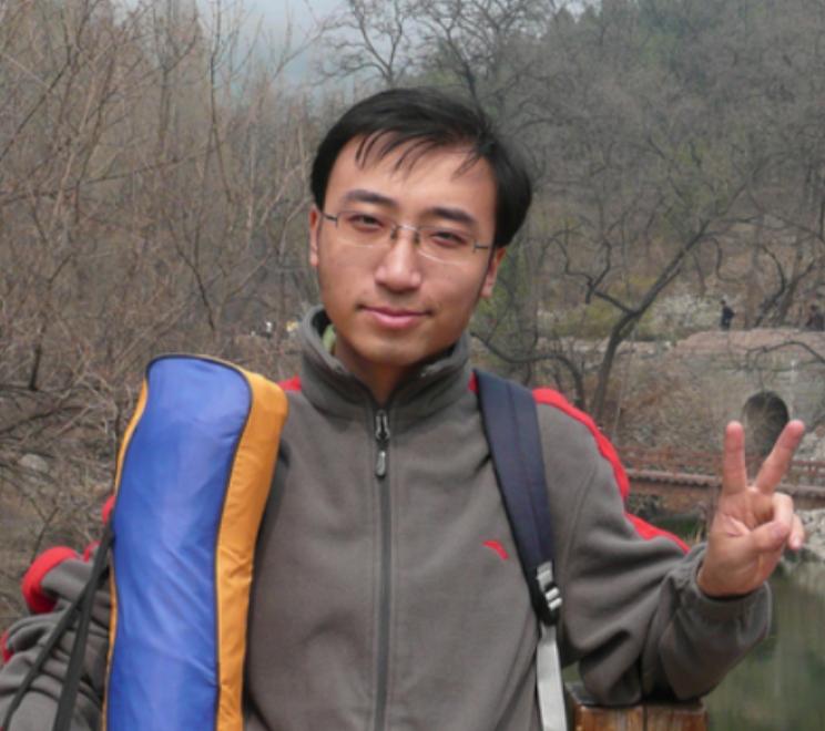 2009年，一位清华毕业研究生在大城市找工作接连碰壁，气愤之下回到老家，应聘教师