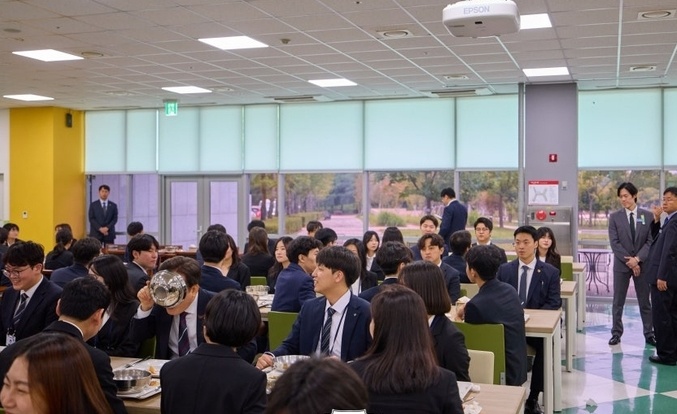 【#韩国总统室发照片找李在明# 】韩国总统室15日发布了总统李在明与新任公务员们