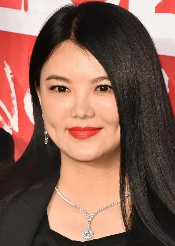 李湘的豪华早餐，闫学晶的“酸黄瓜”，
真是把“吃肉吧唧嘴”演绎到了新高度。

当