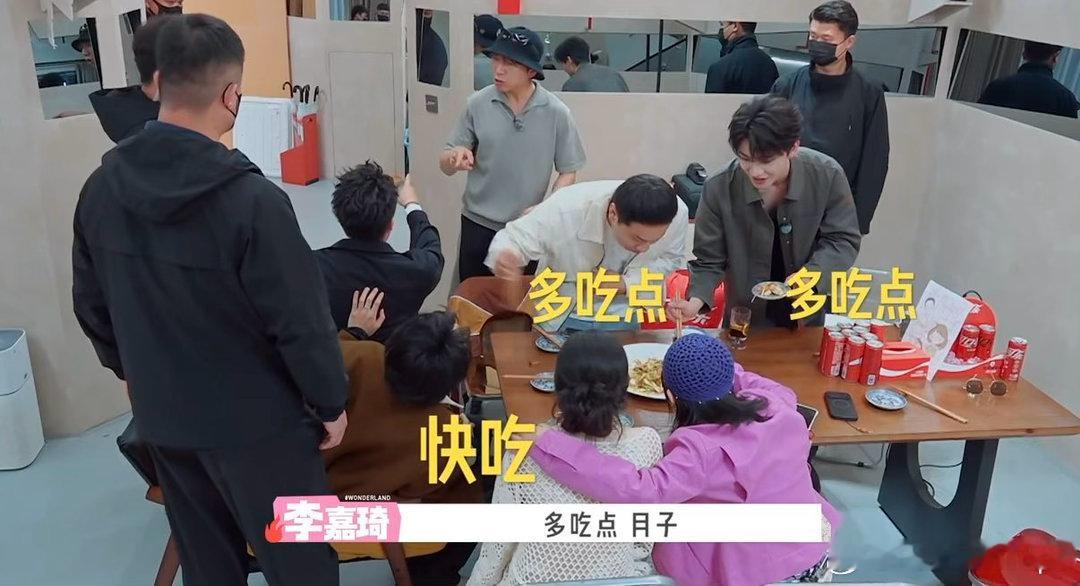 李嘉琦沈月我们是家属李嘉琦沈月一边搂着一边投喂 一边揽着肩膀，一边递上美食，家属