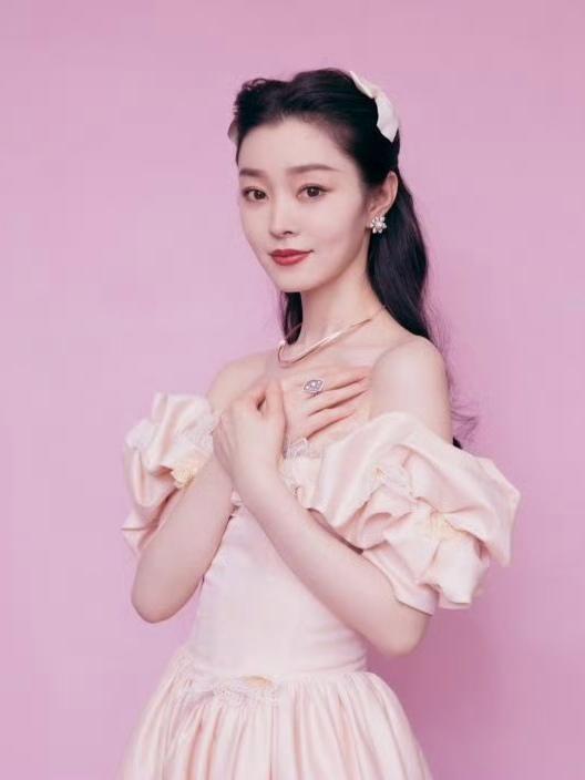 宋轶把“温柔大小姐”焊在身上了！
淡粉色缎面裙配泡泡袖，蕾丝花边+立体小花点缀，