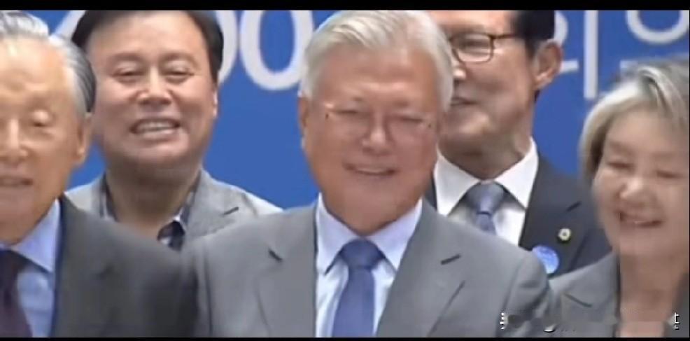 27日，韩国前总统文在寅出席韩国国会的一次纪念活动，根据韩国媒体报出来的现场画面