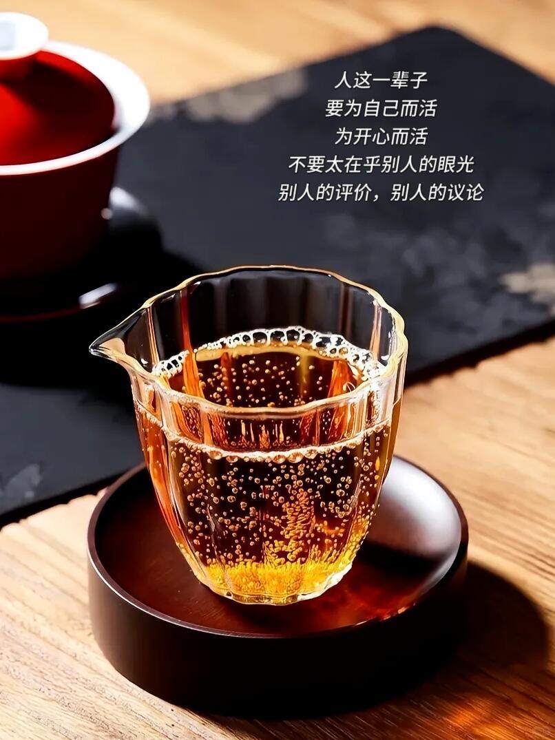 人这辈子，大多数人一开始，都是活着给别人看，再慢慢醒悟，不再为别人而活。
 
小
