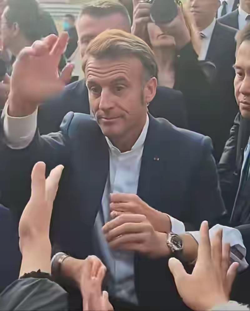 马克龙此次成都之行，以其“晨跑偶遇市民”“点赞都江堰智慧”“走进大学互动”等一系