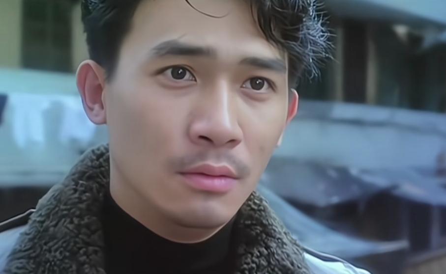 梁朝伟这个小胡子卷发造型和张震太像了，简直就是一个人，开始看到，还以为是张震，两