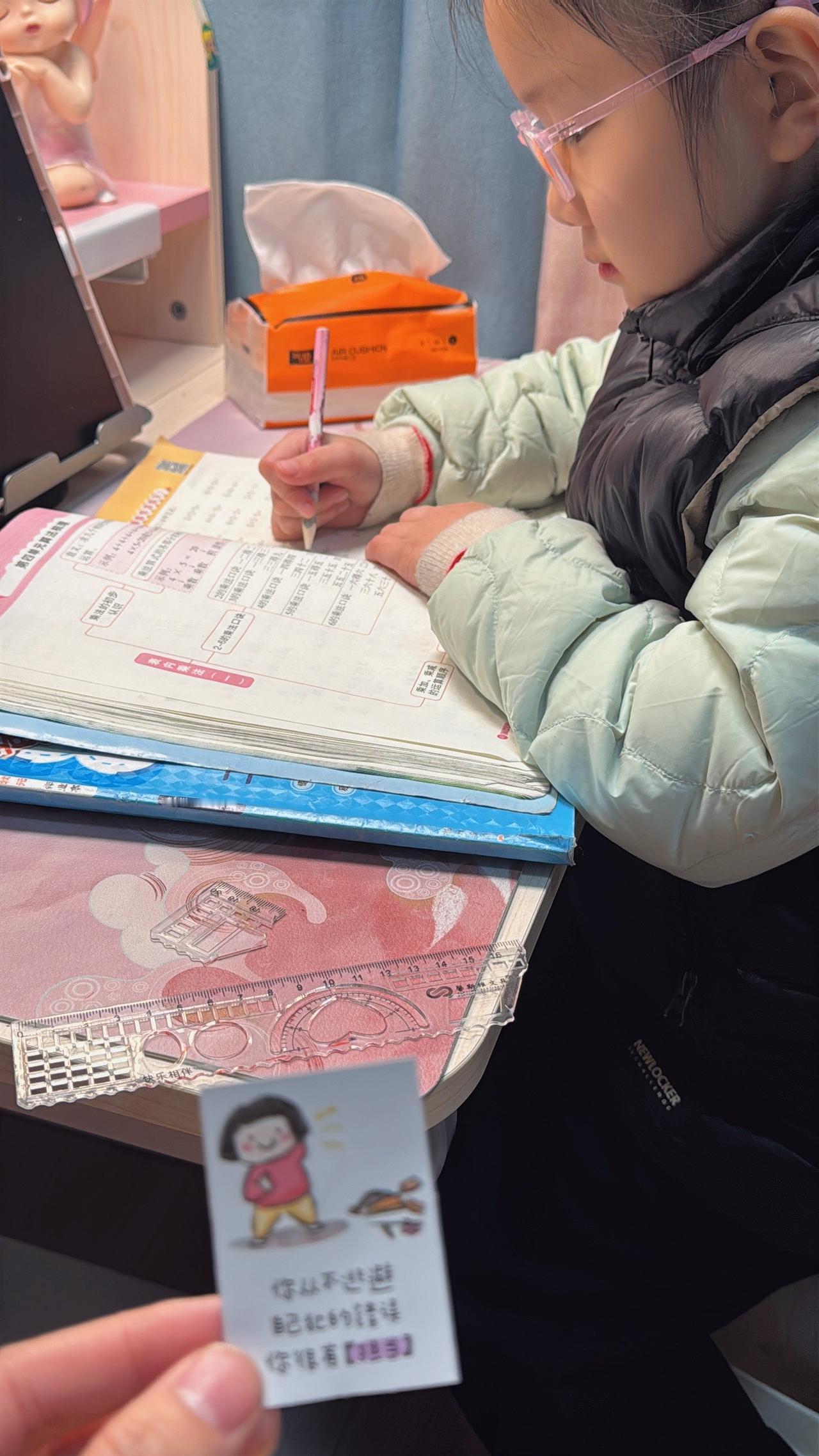 买了一堆有趣的东西~刚到就派上用场了，
我进豆豆房间看到尺子断了，
我问她怎么回