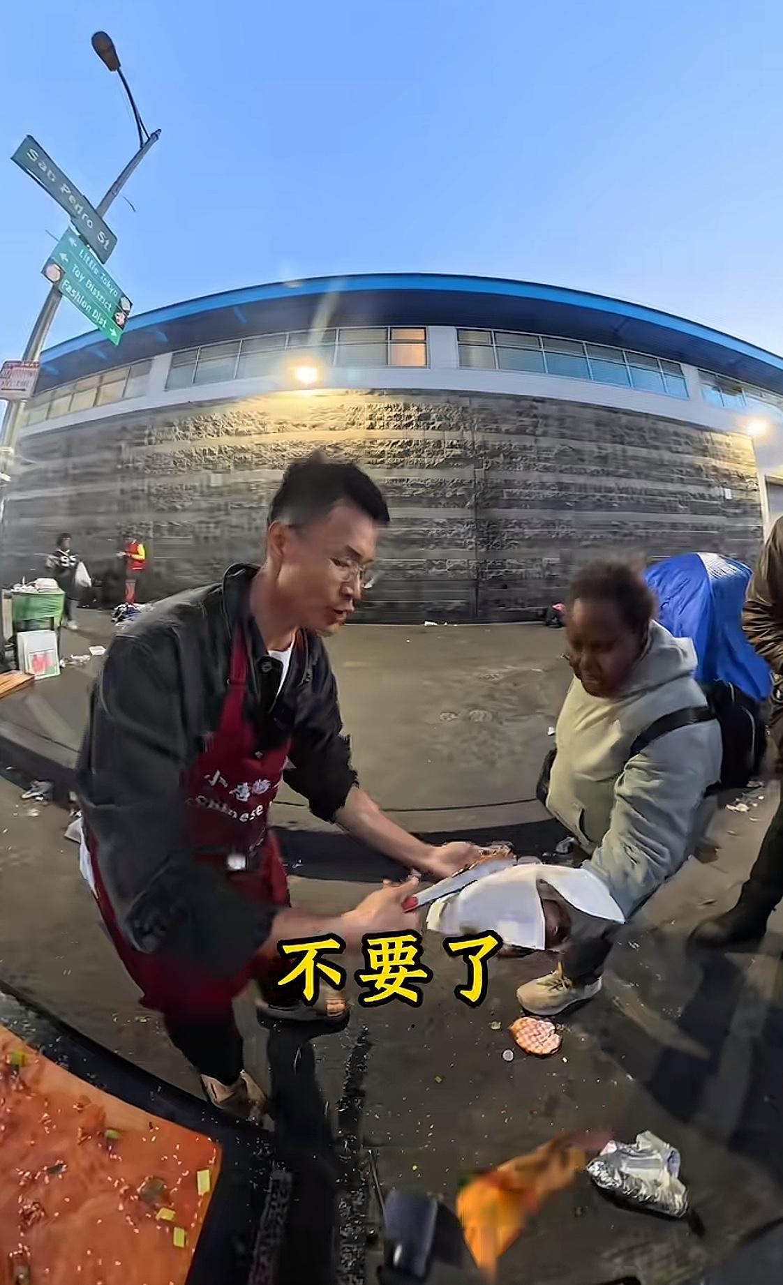 在美国的街头，一块酱香饼掉在地上。不是一块冷掉的披萨，也不是炸鸡腿，而是中国的酱