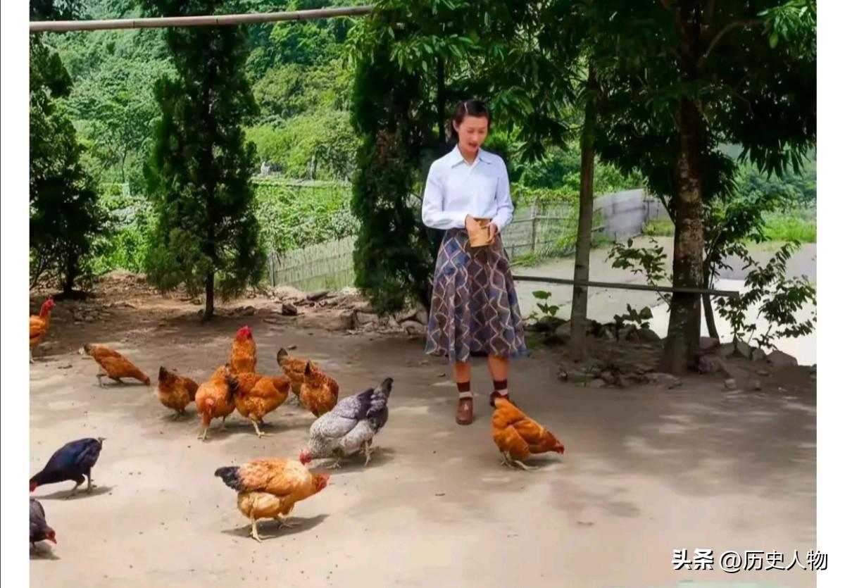 1947年，张学良之妻赵一荻在台湾养鸡种菜，补充生活所需 ​。老照片 张学良传奇