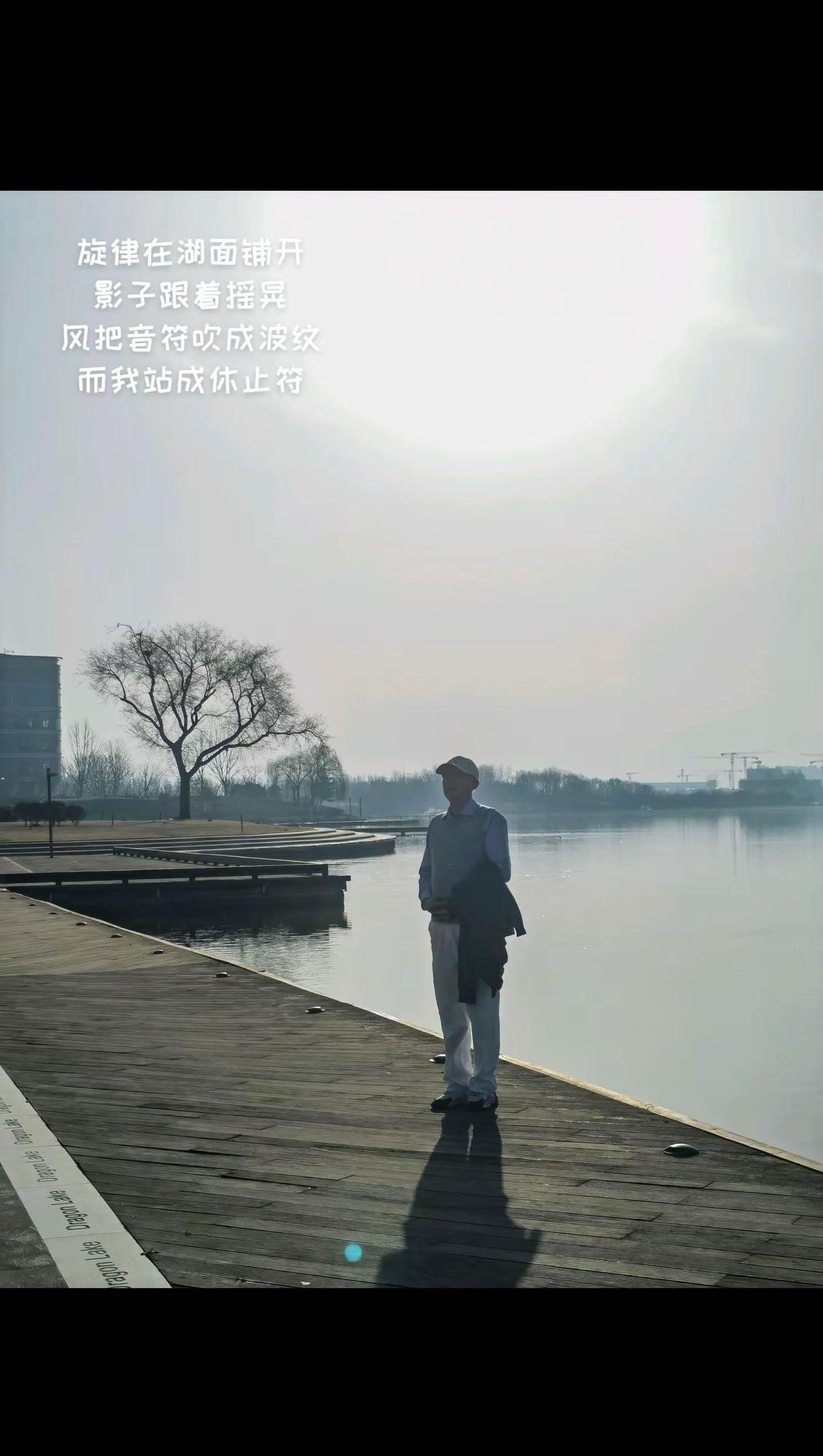 为了这首曲子，硬生生的配上这张照片。AI随意感配文