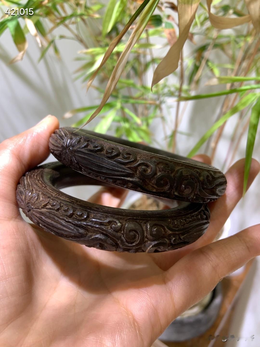 创汇期老沉香缠枝纹宝相花手镯一对
主花为莲花（宝相花）+卷草缠枝纹，属于古代经典