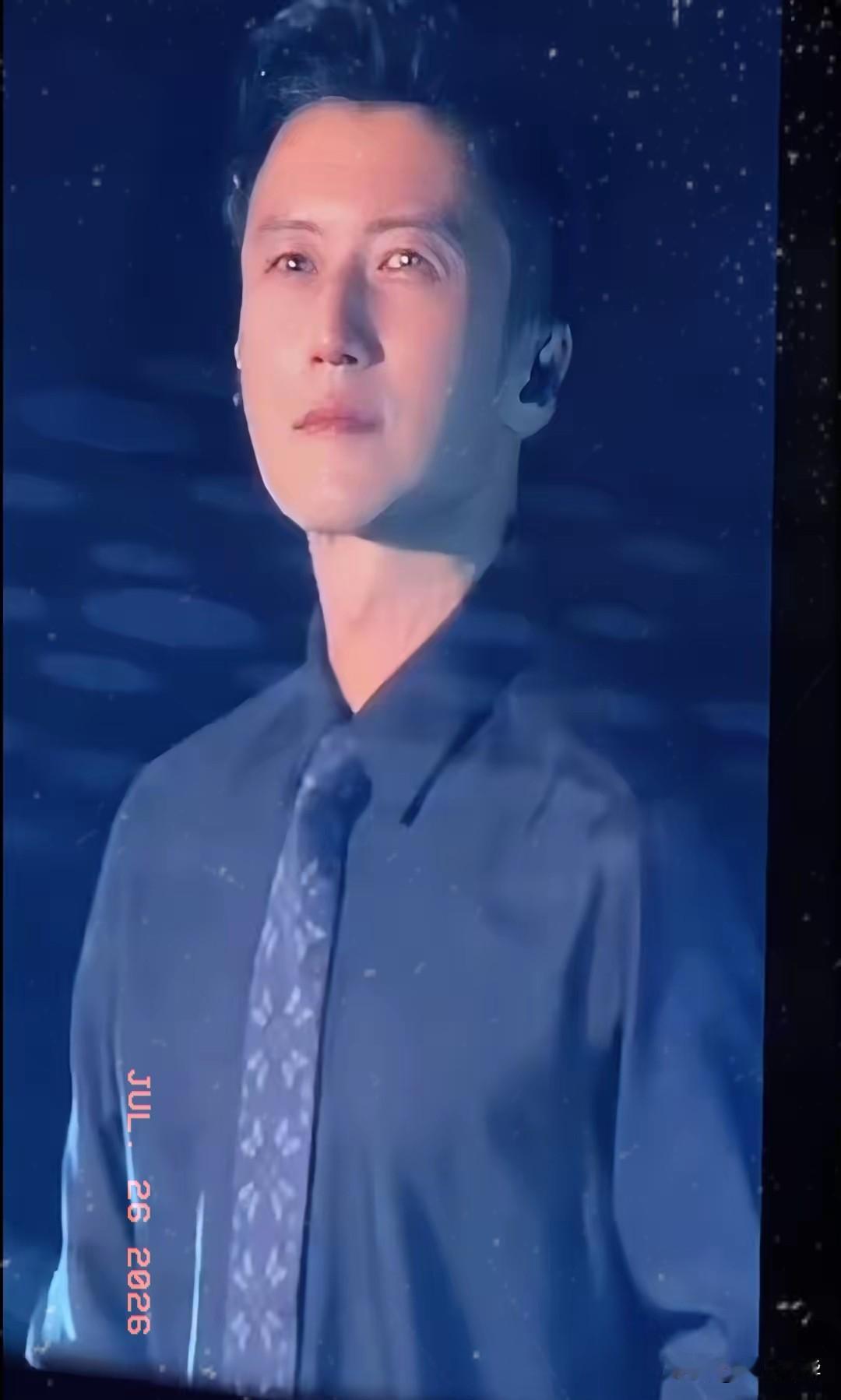 谢霆锋还是在演唱会上哭了，
因为亲爹刚走，全场粉丝们很多都穿上了黑衣，默契收起了