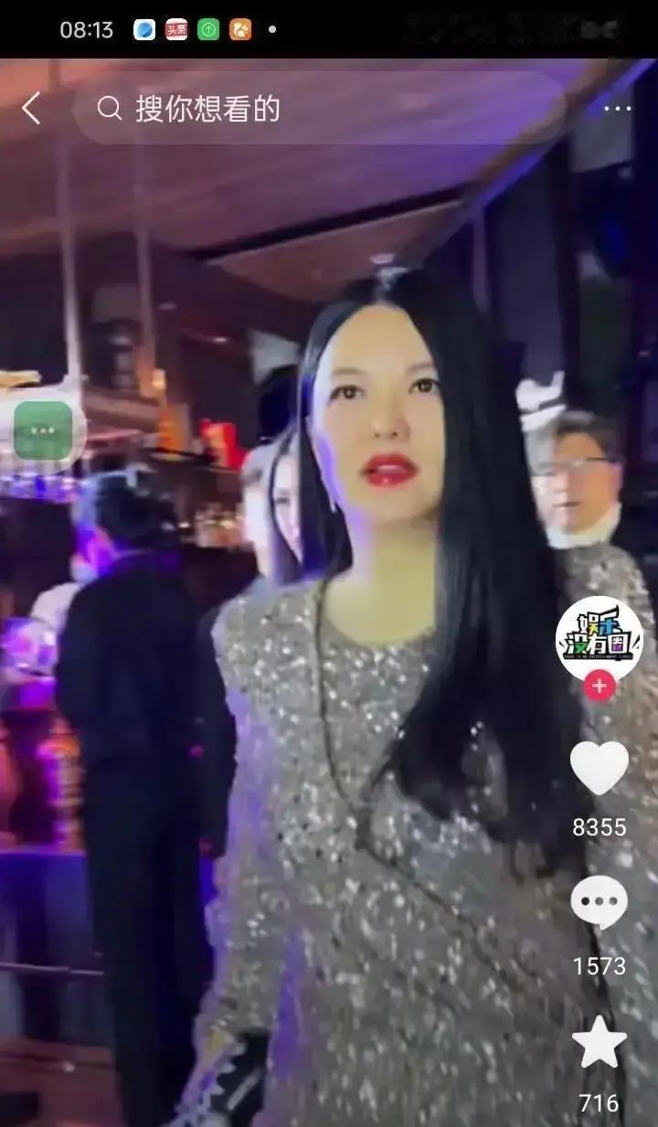 李湘把黄金名片递过去，对方没接。
 
何超琼私人晚宴门口，这张名片价值千万，却像