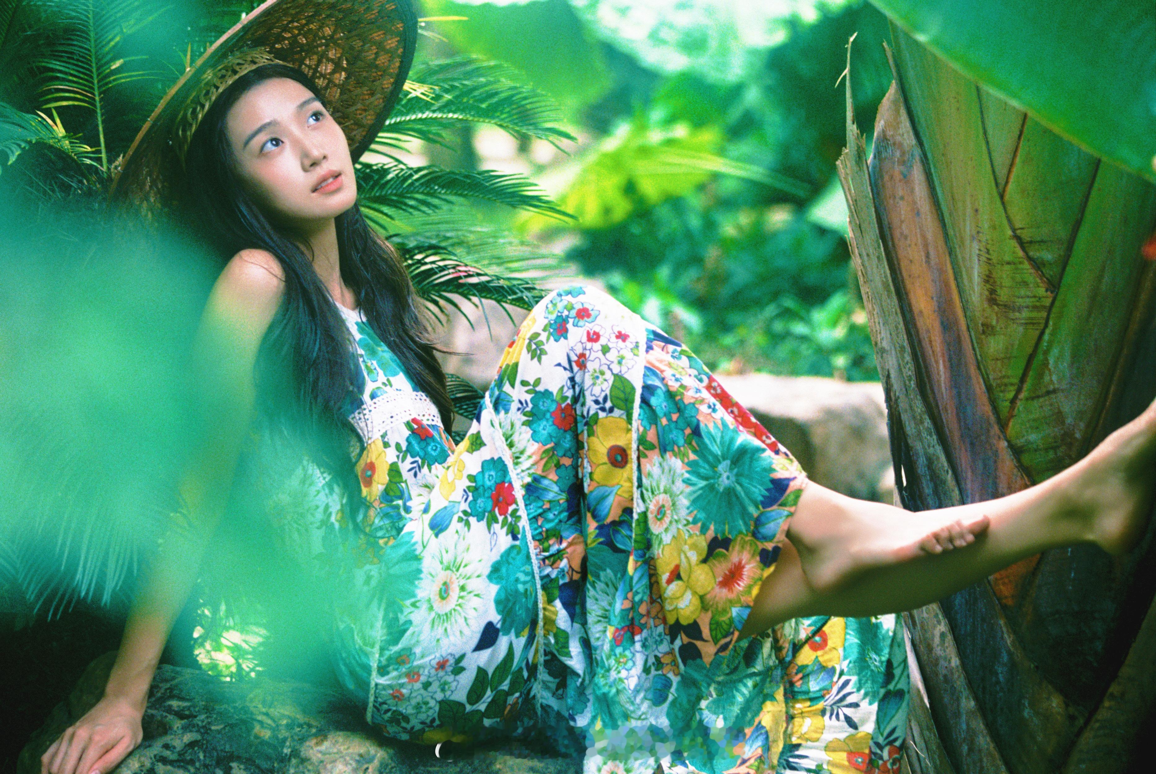 卢昱晓生日照生日快乐啊噜噜晓！生日大片中戴着竹笠的小女孩是那么的有生命力，是鲜活